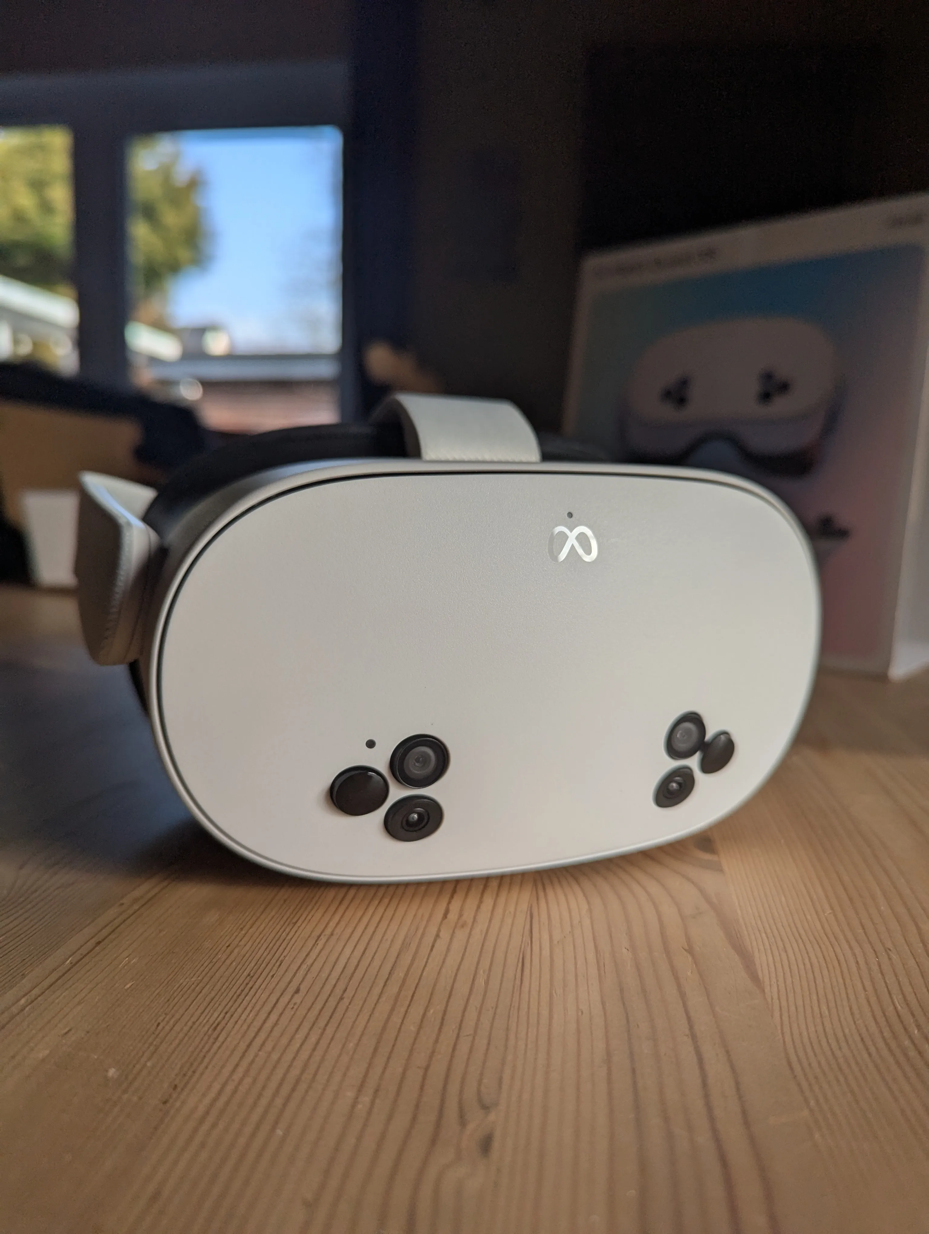 Die Meta Quest 3S ist eine kostengünstige Einsteiger-VR-Brille mit Mixed-Reality-Erlebnis. Hier liegt sie nach dem Auspacken auf einem Holztisch.